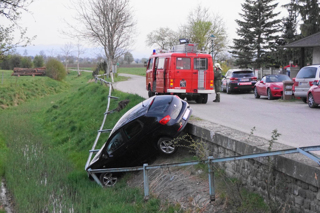 Fladnitzgeländer bei Unfall zerstört: Feuerwehr birgt Auto