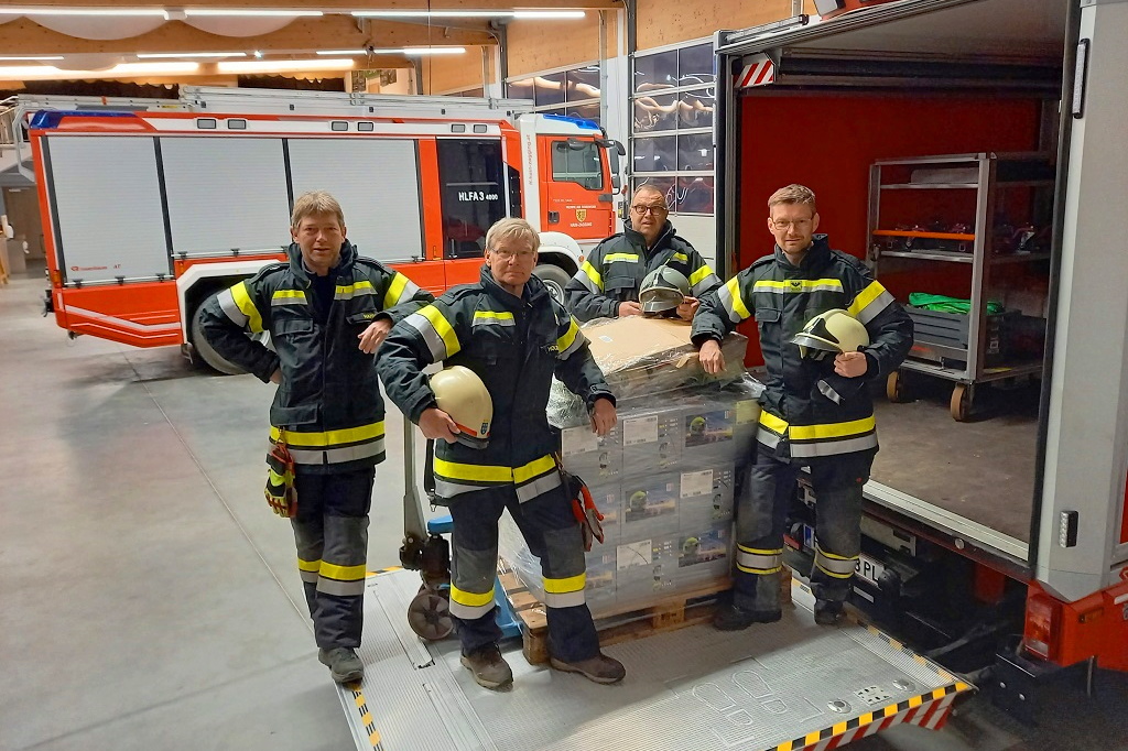 FF Hain-Zagging spendet 30 ältere FF-Einsatzhelme an ukrainische Feuerwehr