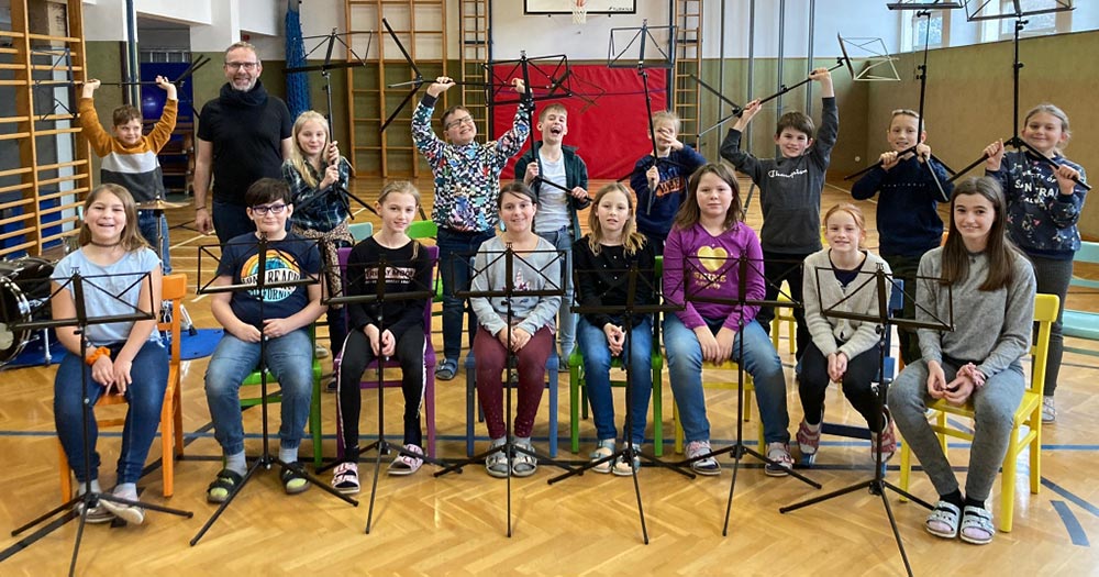 Durch Spendenerlös vom Weihnachtskonzert: neue Notenständer für Bläserklasse - Foto: die-musikschule