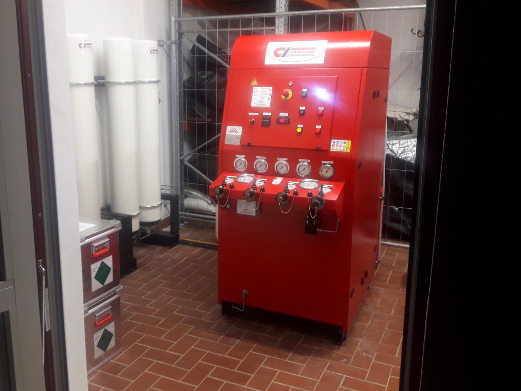 Gemeinsamer neuer stationärer Atemschutzkompressor (300bar) im FF-Haus Noppendorf