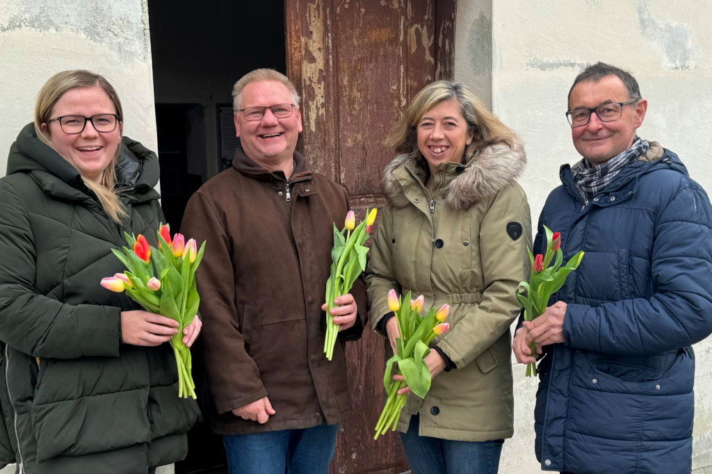 Blumen der VP-Gemeinderäte für die Kirchenbesucher zum Valentinstag